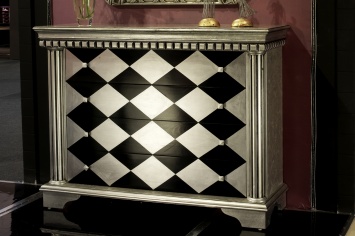 CÓMODA CON DECORACIÓN DE ROMBOS