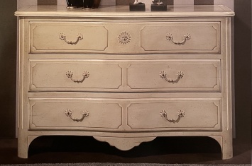 CLASSIC THREE-DRAWER CHEST OF DRAWERS LACQUERED IN DISTRESSED WHITE